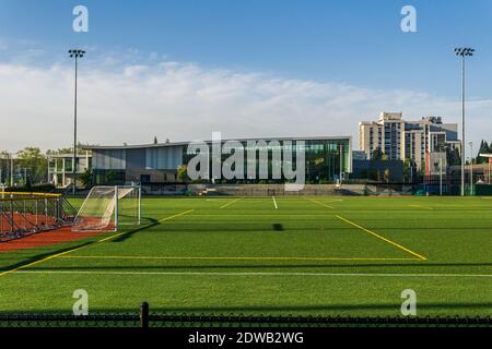 RICHMOND, KANADA - 05. Mai 2020: Leeres grünes Fußballfeld des Minoru-Stadions und des Minoru Center for Active Living COVID-19. Stockfoto