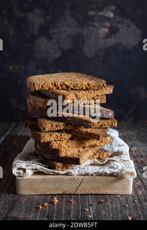 Stapel Roggenbrotscheiben auf Holzbrett Stockfoto