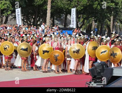 Jährliches Festival in Cartagena, Spanien ist die Cartagener und Römer. Hier eine Gruppe, die als römische Legionäre gekleidet ist, mit einem Publikum, das ihre Unterstützung gewährt. Stockfoto