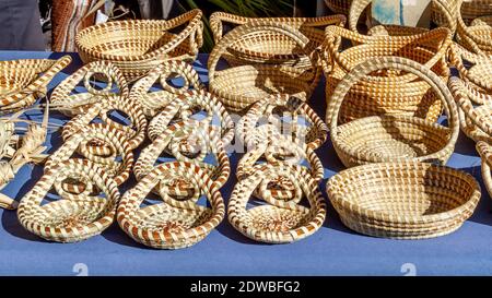 Sweetgrass Baskets werden auf dem historischen Charleston City Market in Charleston, South Carolina, ausgestellt Stockfoto