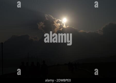 Sonne versteckt sich hinter den Wolken, in banasura sagar Damm, wayanad, Kerala, Indien Stockfoto