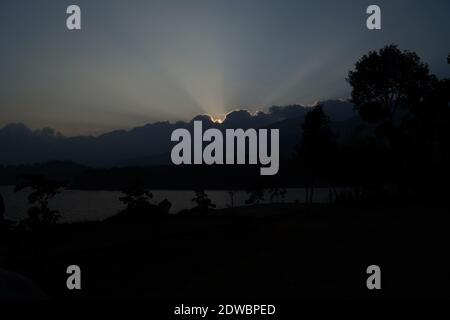 Sonne versteckt sich hinter den Wolken, in banasura sagar Damm, wayanad, Kerala, Indien Stockfoto