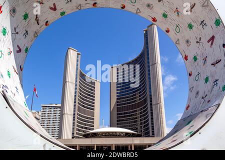 Toronto City Hall Durchsehen des Buchstabens "O" am Nathan Phillips Square. Toronto ist die Provinzhauptstadt von Ontario Stockfoto