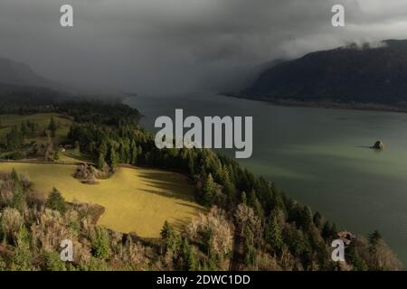 Ein Sturm nähert sich Kap Horn im Dezember von Osten. Von Westen aus späht die Sonne hinter einigen Wolken hervor. Stockfoto