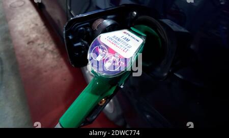 Rawang, Selangor, Malaysia, 23. Dezember 2020 - Kraftstoffpumpen an einer Tankstelle. Das wurde aufgrund der Pandemie 19 desinfiziert Stockfoto