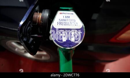 Rawang, Selangor, Malaysia, 23. Dezember 2020 - Kraftstoffpumpen an einer Tankstelle. Das wurde aufgrund der Pandemie 19 desinfiziert Stockfoto