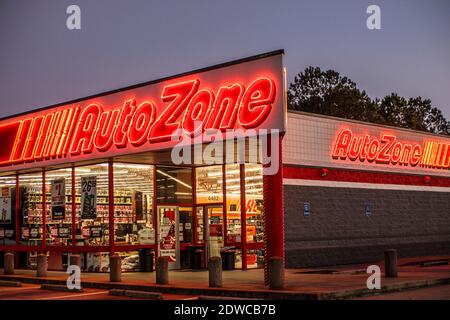 Columbia County, GA USA - 12 22 20: AutoZone Autoteile speichern bei Nacht Eckansicht Stockfoto