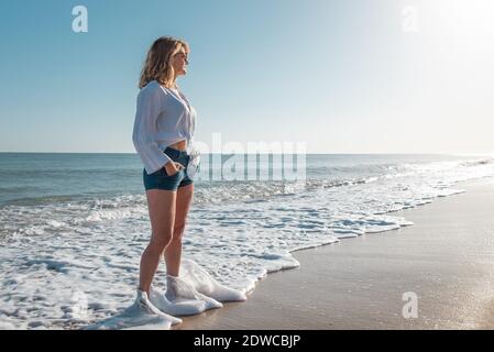 Frau im Urlaub genießen das Meer Stockfoto