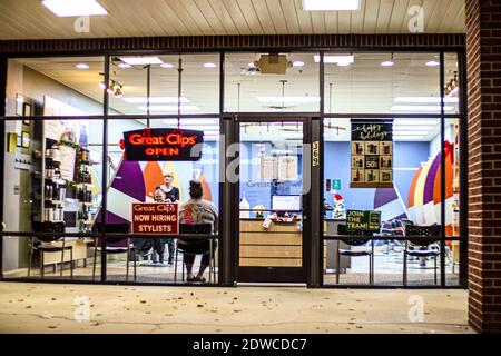 Augusta, GA USA - 12 22 20: Haar Stylist und Kunde bei Great Clips nicht tragen Gesichtsmasken während der covid-19 Pandemie Stockfoto