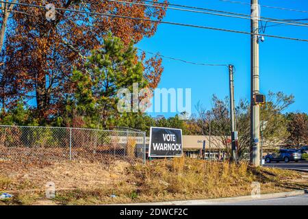 Augusta, GA USA - 12 22 20: US-Senatswahlzeichen Warnock schwarz-weiß Stockfoto