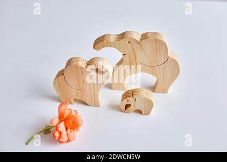 Drei hölzerne Elefanten durch ein Puzzle. Home Hobby. Stockfoto