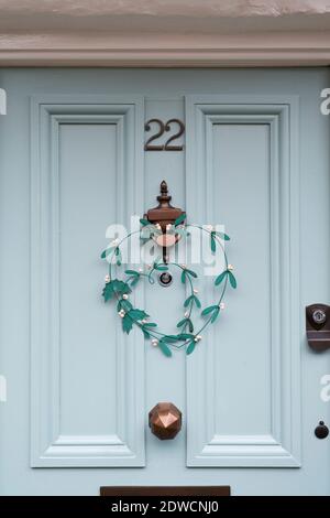 Misteldraht Herz weihnachtsdekoration auf einer Stadthaus Tür. Woodstock, Oxfordshire, England Stockfoto