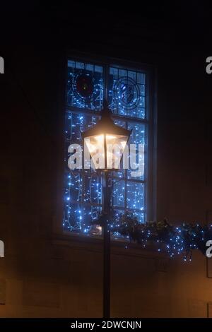 Straßenbeleuchtung und Weihnachtsbeleuchtung und außerhalb des brackley Rathauses im frühen Morgennebel. Brackley, Northamptonshire, England Stockfoto