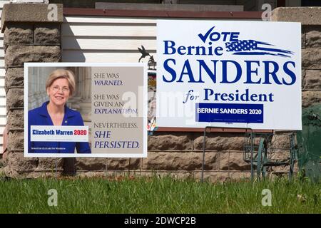 Yard Zeichen für progessive demokratische Präsidentschaftskandidat Elizabeth Warren und progressive unabhängige Bernie Sanders in Minneapolis, Minnesota Stockfoto
