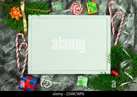 Hintergrund für Text zu einem Weihnachtsthema. Die Elemente werden auf dem Tisch angeordnet Stockfoto