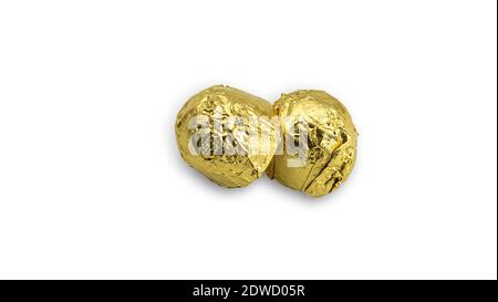 Süße Schokolade Süßigkeiten in goldenen Folie Papper auf weißem Hintergrund gewickelt. Hochwertige Fotos Stockfoto
