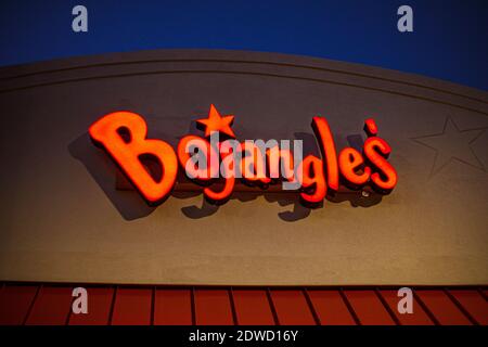 Columbia County, GA USA - 12 22 20: Bojangles Fast-Food-Restaurant in der Nacht orange Gebäude Schild Stockfoto