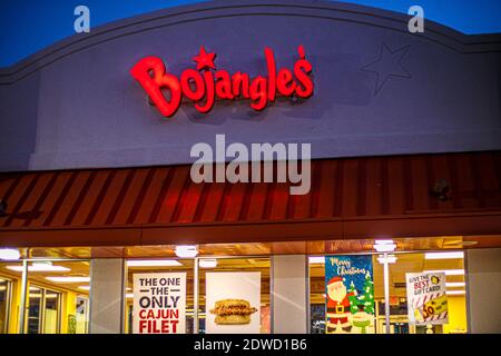 Columbia County, GA USA - 12 22 20: Bojangles Fast-Food-Restaurant bei Nacht Gebäude Schild Stockfoto