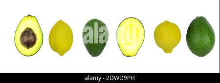 Zwei Hälften frischer Avocado auf weißem Hintergrund. Die Avocado wird in zwei Hälften geschnitten. Avocado-Samen Stockfoto