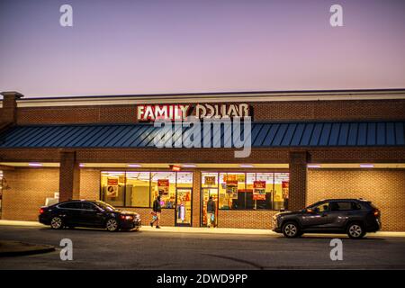 Columbia County, GA USA - 12 22 20: Familie Dollar Geschäft in der Nacht und Menschen und Autos Stockfoto