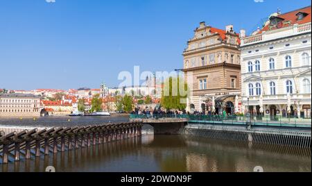 Prag, Tschechische Republik - 30. April 2017: Damm auf der Moldau. Altes Prag an sonnigen Tag. Gewöhnliche Menschen gehen über den Damm Stockfoto