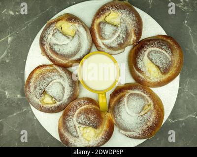 Brötchen mit Quark und Milch. Frische Backwaren von Hand zu Hause gemacht Stockfoto