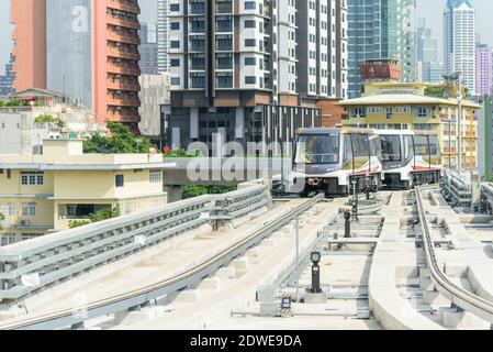 Bangkok, Thailand - 19 Decemmber, 2020: Die goldene Linie des elektrischen Zuges kommt zum Bahnhof Krung Thon Buri Stockfoto