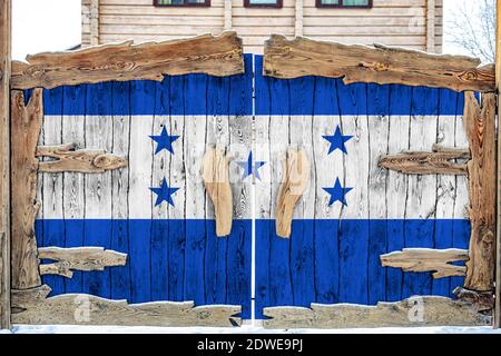 Nahaufnahme der Nationalflagge von Honduras auf einem Holztor am Eingang zum geschlossenen Gebiet. Das Konzept der Lagerung von Waren, Eintritt in eine geschlossene Stockfoto