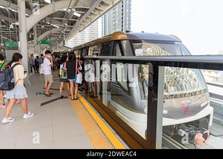 Bangkok, Thailand - 19 Decemmber, 2020: Die goldene Linie des elektrischen Zuges kommt zum Bahnhof Krung Thon Buri Stockfoto