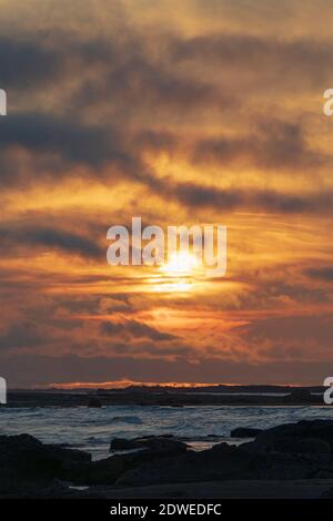 Sonnenaufgang an der Küste mit Felsen Stockfoto