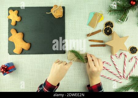 Lecker und knusprig frisch gebackenen Lebkuchen Weihnachten Lebkuchen. Weihnachten Lebkuchen Cookies als Hintergrund mit Platz für Text. Weihnachtsbacken Stockfoto