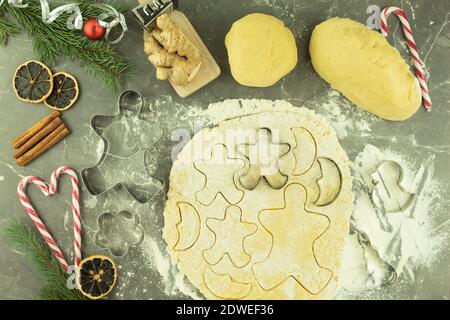 Extrudieren aus Mürbeteig mit einer Metallform. Verwöhnen Sie Ihre Familie und Ihre Lieben mit eigenen Händen. Ausstechformen aus Metall Stockfoto