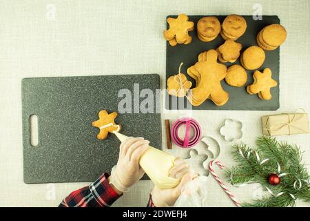 Frische und weihnachtliche Kekse stehen auf dem Tisch. Frisch gebackene Kekse auf dem Weihnachtstisch. Verwöhnen Sie Ihre Familie und Ihre Lieben mit eigenen Händen Stockfoto