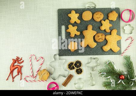 Frische und weihnachtliche Kekse stehen auf dem Tisch. Frisch gebackene Kekse auf dem Weihnachtstisch. Verwöhnen Sie Ihre Familie und Ihre Lieben mit eigenen Händen Stockfoto
