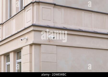 Zwei CCTV-Kameras an der Ecke des Hauses. Überwachungskamera an der Ecke der Wand. Überwachungskamera auf der Straße installiert Stockfoto