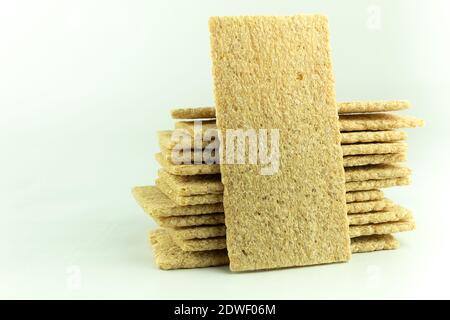 Flaches und knuspriges Brot aus Weizenmehl auf hellem Hintergrund. Hintergrund mit Platz für Text. Ein Gericht aus Mehl, serviert auf einer weißen Platte Stockfoto