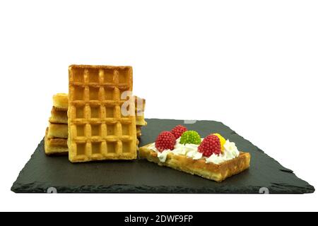 Gelee-Bonbons in verschiedenen Farben und köstliche belgische Waffeln auf einem weißen isolierten Hintergrund. Süße Waffeln mit Schokoladenstücken und bunten Candi Stockfoto