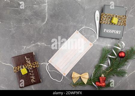 Hand hält ein Papier mit Flugzeug-Symbol über Stille Natur Hintergrund. Ich liebe das Reisekonzept. Flugbeschränkungen aufgrund des COVID-19-Pandemieausbruchs des Coronavirus. Stockfoto