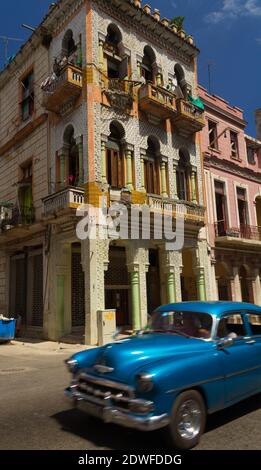 Große Schalen von frischem und köstlichem Gemüse zum Verkauf auf dem Old Quarter Markt. Hanoi, Vietnam Stockfoto