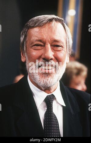 DIETMAR SCHÖNHERR, Schauspieler, Moderator, Hörspielsprecher aus Österreich, Portrait um 1998. DIETMAR SCHÖNHERR, Schauspieler, Moderator, Hörspielsprecher aus Österreich, Porträt um 1998. Stockfoto