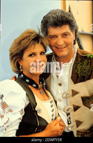 MARIANNE UND MICHAEL, Marianne und Michael Hartl, deutsches Gesangsduo der Volksmusik und TV-Moderatoren, Portrait um 1998. MARIANNE UND MICHAEL, Marianne und Michael Hartl, deutsches Volksmusik-Vokalduo und TV-Moderatorin, Portrait um 1998. Stockfoto