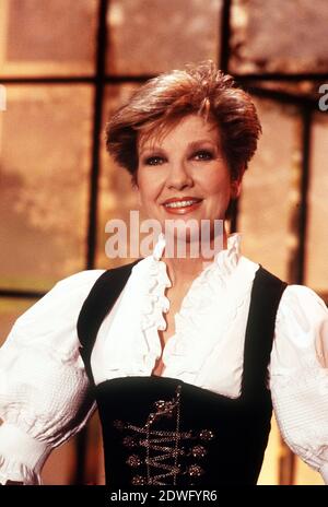 CAROLIN REIBER, deutsche TV Moderatorin der Volksmusik, Portrait im Dirndl um 1998. CAROLIN REIBER, deutsche TV-Moderatorin für bayerische Volksmusik, Porträt um 1998. Stockfoto