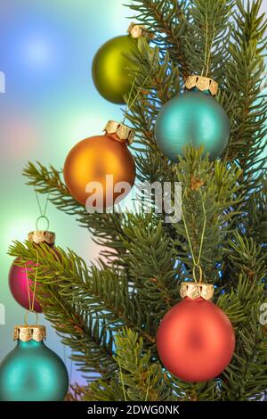 Dekoriert grünen Weihnachtsbaum auf unscharfen bunten Hintergrund Stockfoto