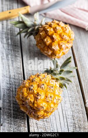 Reife Baby Ananas. Mini Ananas auf Holztisch. Stockfoto