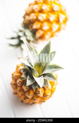 Reife Baby Ananas. Mini Ananas auf weißem Tisch. Stockfoto
