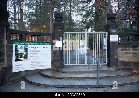 Zittau, Deutschland. Dezember 2020. Das Tor zum Krematorium der Städtischen Dienstleistungs-GmbH Zittau Bestandswesen auf dem Friedhof ist verschlossen. Aufgrund der dramatisch hohen Leichen-Sterblichkeit im ostsächsischen Zittau müssen Leichen dort vorübergehend außerhalb des Krematoriums gelagert werden. Quelle: Sebastian Kahnert/dpa-Zentralbild/dpa/Alamy Live News Stockfoto