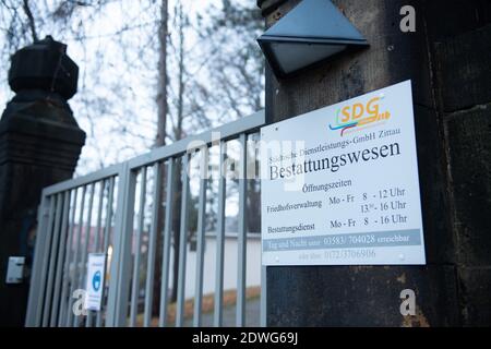 Zittau, Deutschland. Dezember 2020. Das Tor zum Krematorium der Städtischen Dienstleistungs-GmbH Zittau Bestandswesen auf dem Friedhof ist verschlossen. Aufgrund der dramatisch hohen Leichen-Sterblichkeit im ostsächsischen Zittau müssen Leichen dort vorübergehend außerhalb des Krematoriums gelagert werden. Quelle: Sebastian Kahnert/dpa-Zentralbild/dpa/Alamy Live News Stockfoto