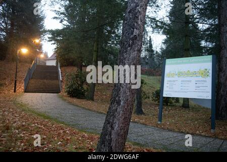 Zittau, Deutschland. Dezember 2020. Auf dem Gelände des Krematoriums der Städtischen Dienstleistungs-GmbH Zittau Bestandswesen steht ein Schild. Aufgrund der dramatisch hohen Leichen-Sterblichkeit im ostsächsischen Zittau müssen Leichen dort vorübergehend außerhalb des Krematoriums gelagert werden. Quelle: Sebastian Kahnert/dpa-Zentralbild/dpa/Alamy Live News Stockfoto