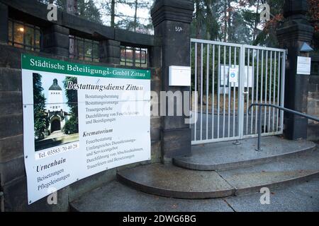 Zittau, Deutschland. Dezember 2020. Das Tor zum Krematorium der Städtischen Dienstleistungs-GmbH Zittau Bestandswesen auf dem Friedhof ist verschlossen. Aufgrund der dramatisch hohen Leichen-Sterblichkeit im ostsächsischen Zittau müssen Leichen dort vorübergehend außerhalb des Krematoriums gelagert werden. Quelle: Sebastian Kahnert/dpa-Zentralbild/dpa/Alamy Live News Stockfoto