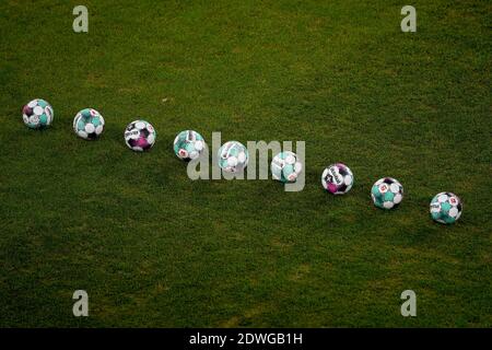 Köln, Deutschland. Dezember 2020. Fußball: DFB-Pokal, 1. FC Köln - VfL Osnabrück, 2. Runde im RheinEnergieStadion: Bälle liegen in einer Reihe auf dem Spielfeld vor dem Spiel. Quelle: Frederic Scheidemann/Getty Images Europe/Pool/dpa/Alamy Live News Stockfoto